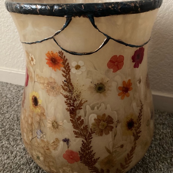 Vase/Pot - Picture 1 of 3